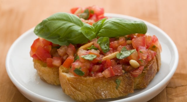 Bruschetta mit Tomate – bruschetta con pomodoro e basilico