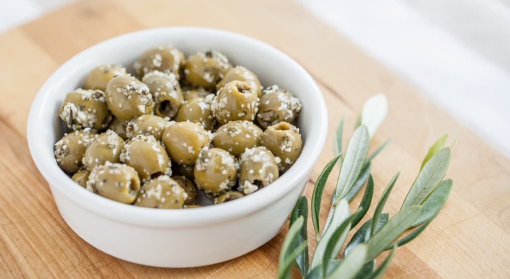 Oliven in Knoblauch und Kräutern mariniert