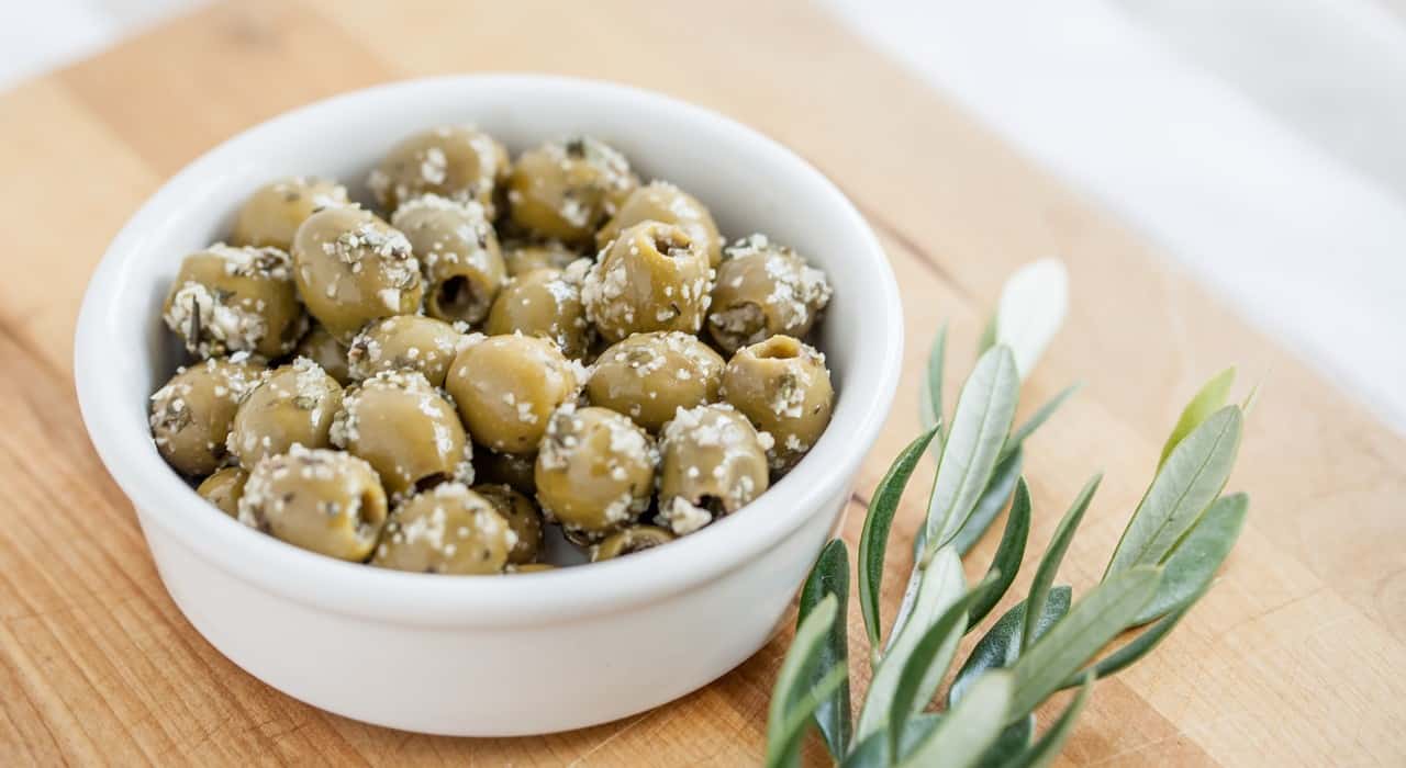 In Knoblauch eingelegte Oliven