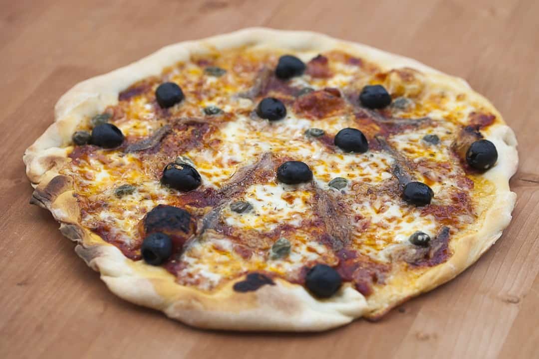 Pizza Napoli - Pizza mit Sardellen, Oliven und Kapern - Mediterran Kochen