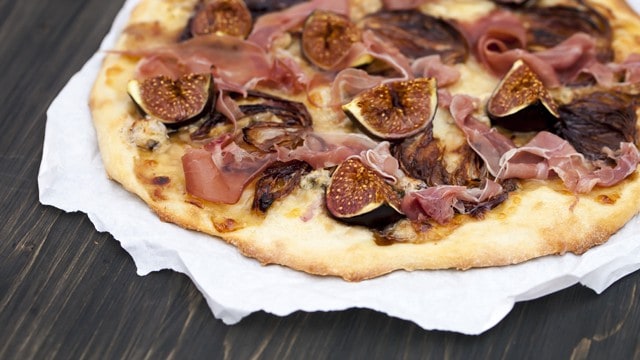 Pizza mit Feigen, Parmaschinken und Gorgonzola
