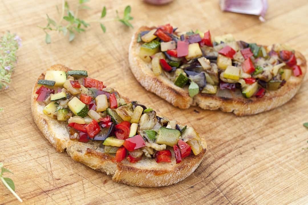 Crostini mit gebratenem Gemüse