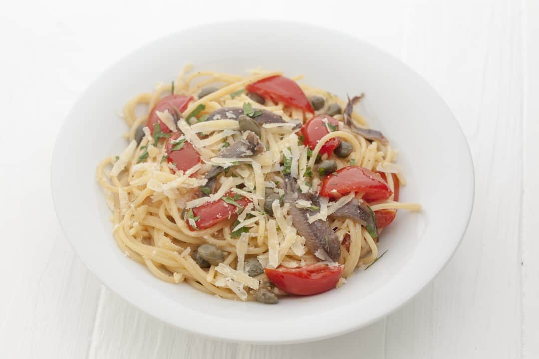Spaghetti mit frischen Tomaten, Sardellenfilets und Kapern