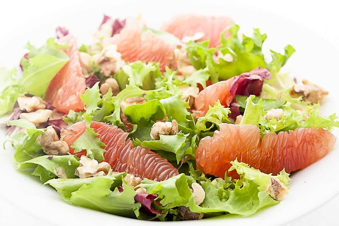 Rezept für veganen Blattsalat mit Grapefruit und Walnüssen