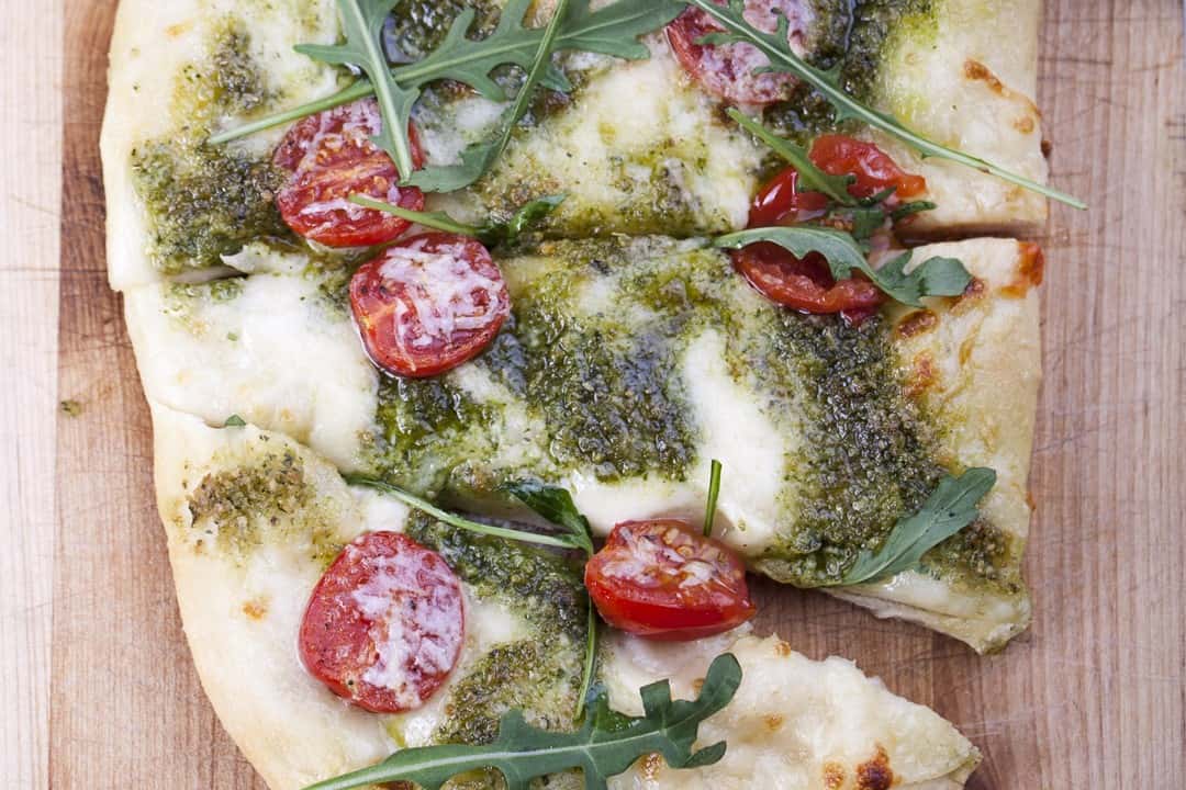 Pizza mit Rucola-Pesto