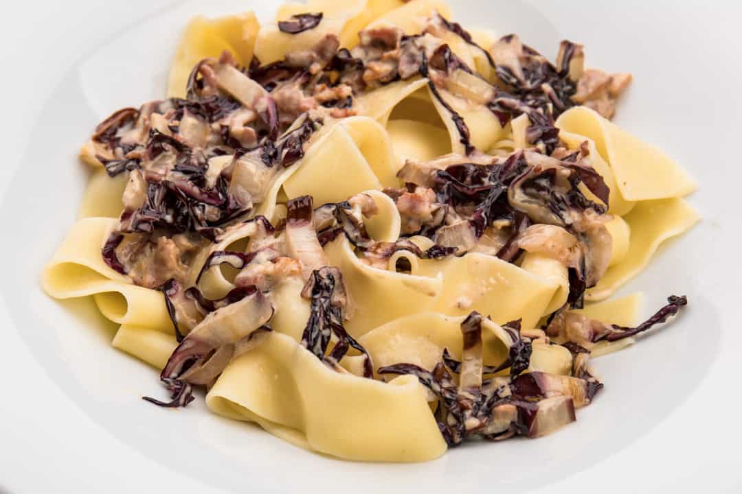 Pasta mit Radicchio, Gorgonzola-Sauce und Speck